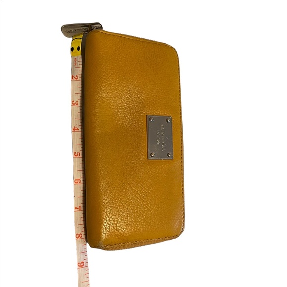 Michael Kors - Pebble leather wallet in yellow - Picture 9 of 10